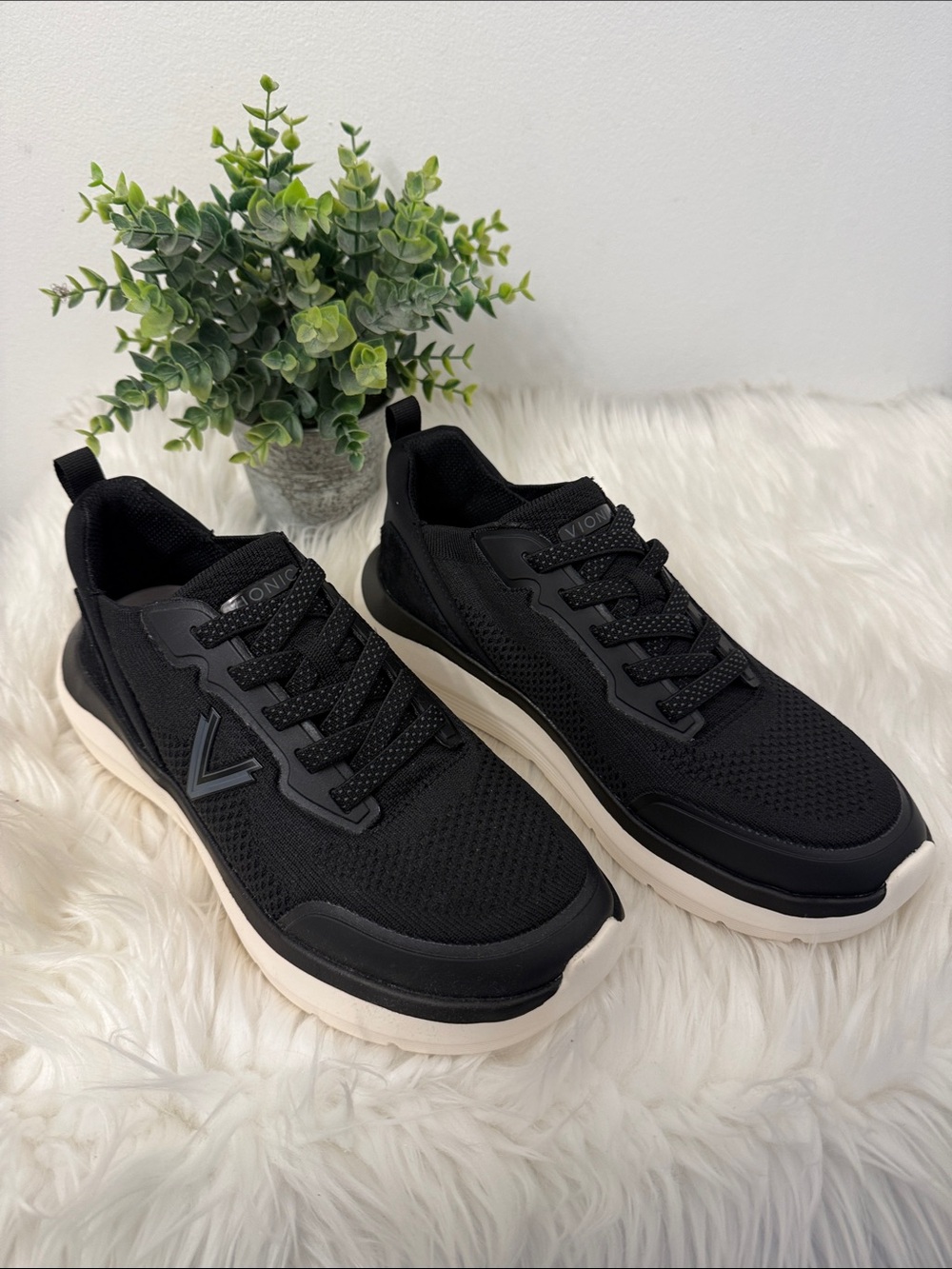 Vionic Hayward Black Sneakers with Off-White Sole
